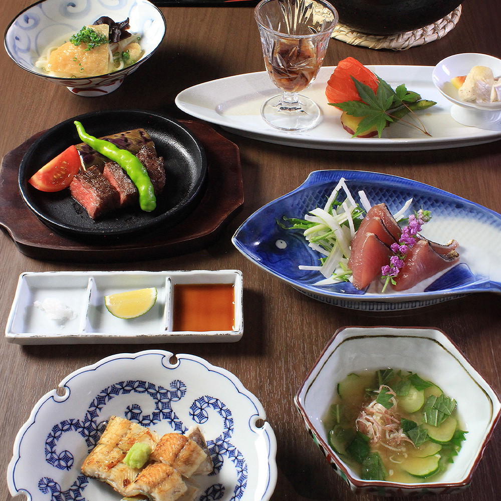 九州各地で採れた旬の素材を選りすぐり、料理長のおまかせでお料理を楽しめます。